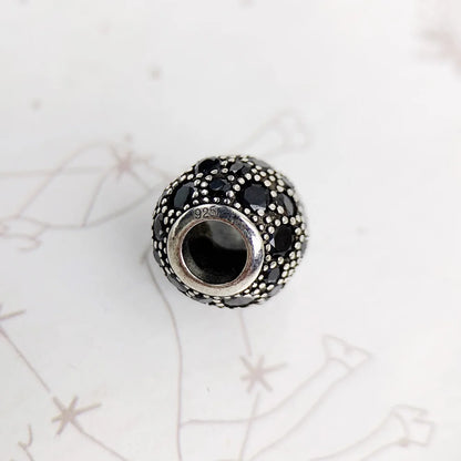 Karma-Charms mit schwarzer Perle und sichtbarer Öffnung, Fassung aus 925 Sterlingsilber