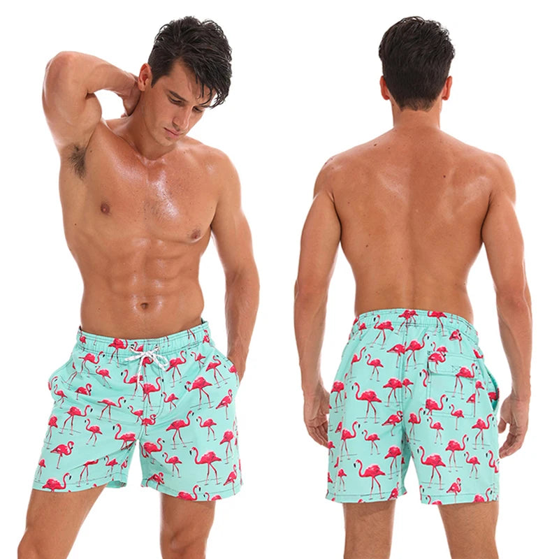 Kurze Herren-Shorts aus Polyester mit atmungsaktivem Mesh-Futter, elastischem Bund und Seitentasche – ideal für Sport und Strand.