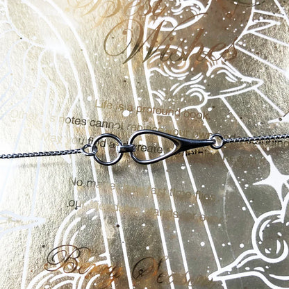 Nahaufnahme der silbernen 925-Sterlingsilber-Halskette mit zwei runden Gliedern