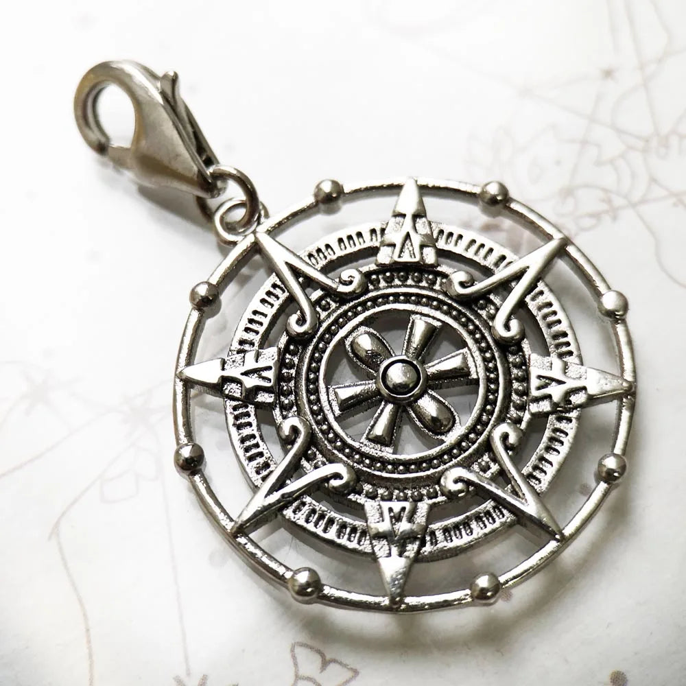 Nahaufnahme: runder Anhänger aus 925er Sterlingsilber mit Kompassrose und Linien
