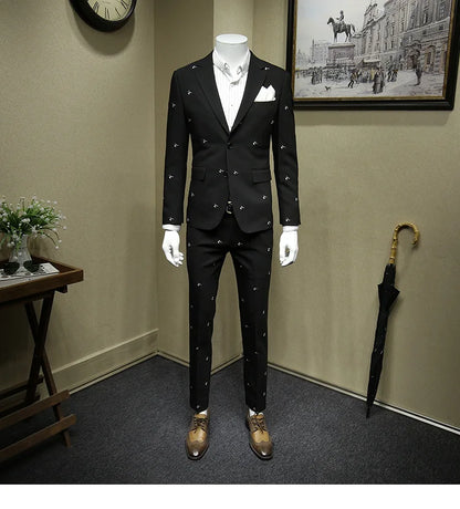 Eleganter Herrenanzug aus 70% Wolle, einreihig, schmal geschnitten mit Weste und Hose in tiefem Blau – ideal für formelle Anlässe und Hochzeiten.