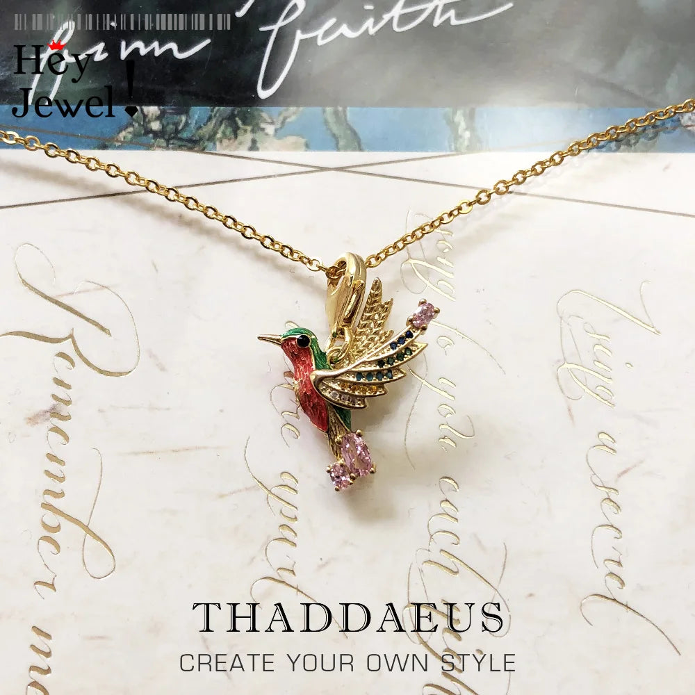 Bunte Kolibri-Halskette mit goldfarbener Kette und Vogel-Anhänger, frontal