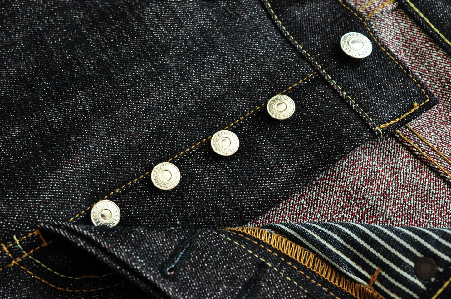 Herren Jeans im Taper Fit aus Raw Denim mit versilberten Knöpfen