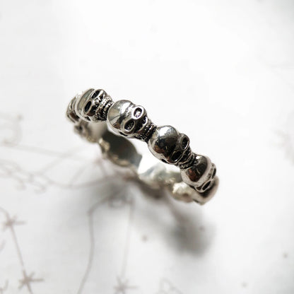 Schädel-Bandring aus 925er Sterlingsilber mit dunklen Einsatzdetails, Nahaufnahme.
