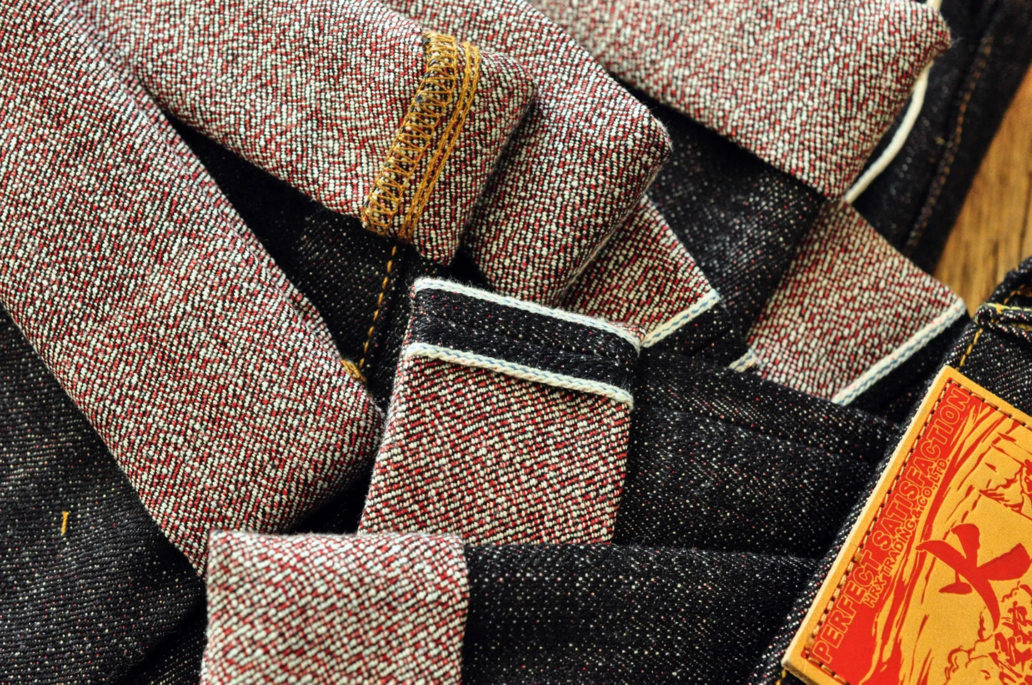 Herren Jeans im Taper Fit aus Raw Denim mit versilberten Knöpfen