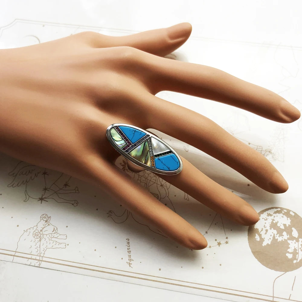 Ring aus 925 Sterling mit blauem Türkis-Einsatz am Finger, ovales Design