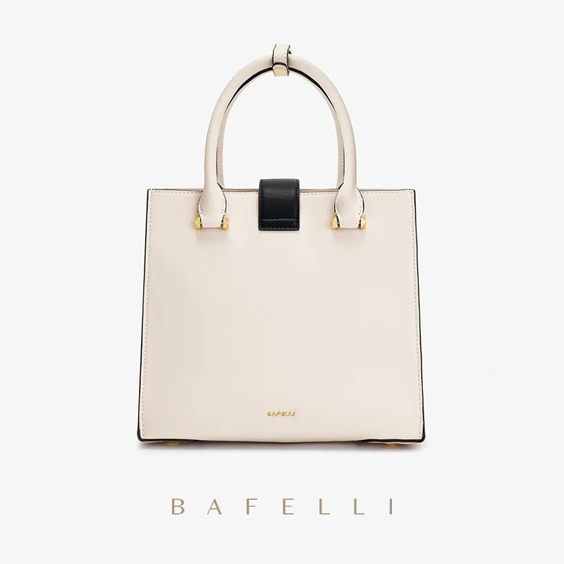 Beige Lederhandtasche mit Form, Frontklappe und goldfarbener Katzenkopf-Applikation
