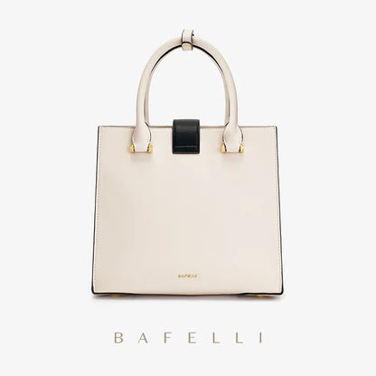 Beige Lederhandtasche mit Form, Frontklappe und goldfarbener Katzenkopf-Applikation