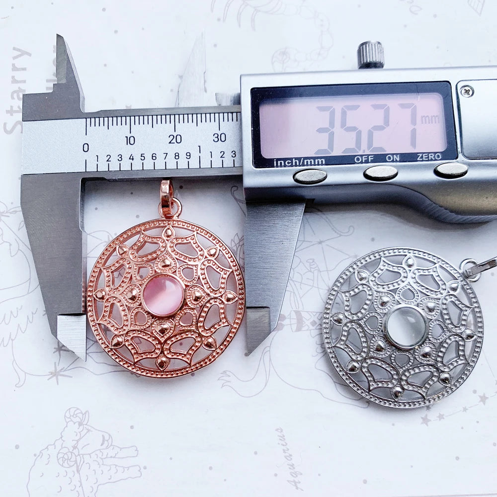 Anhänger-Set: roségoldener und silberner runder Lotus-Anhänger mit Opal-Optik, mit Messschieber