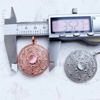 Anhänger-Set: roségoldener und silberner runder Lotus-Anhänger mit Opal-Optik, mit Messschieber
