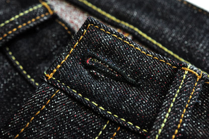 Herren Jeans im Taper Fit aus Raw Denim mit versilberten Knöpfen