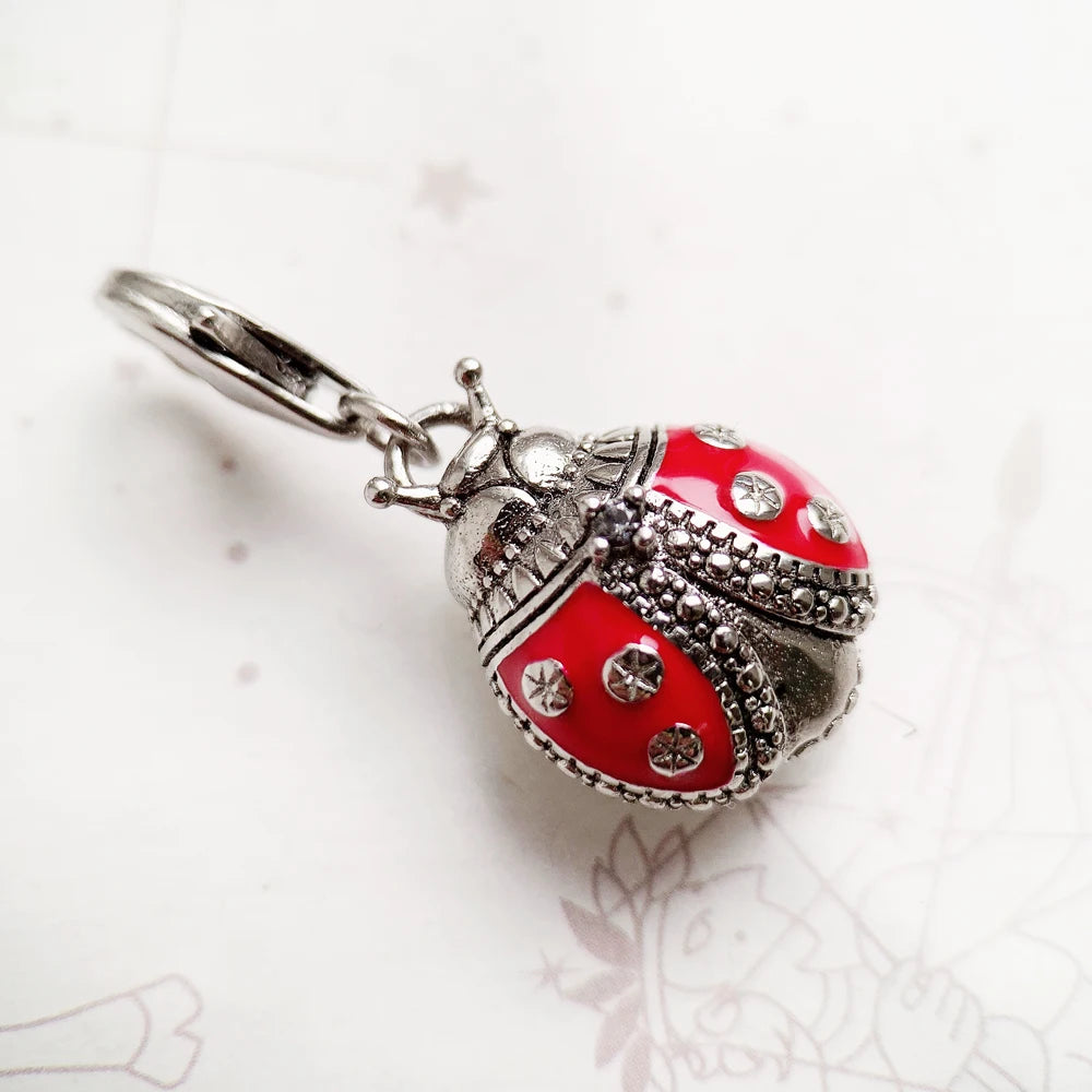 Marienkäfer-Anhänger aus Sterlingsilber mit roter Emaille, seitlicher Detailansicht