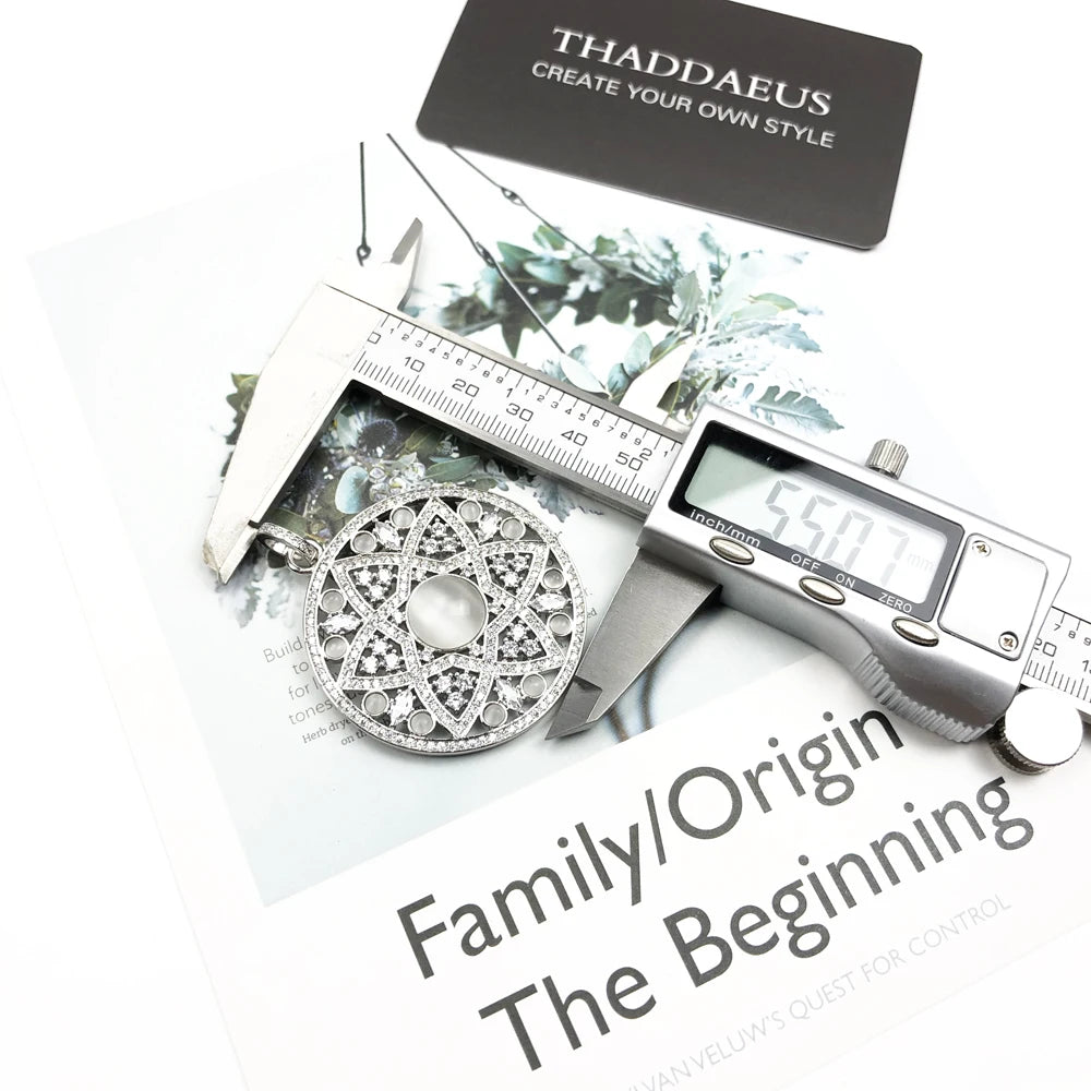 Runder Anhänger aus 925er Sterlingsilber mit weißem Opal-Einsatz und filigranen Kreisornamenten
