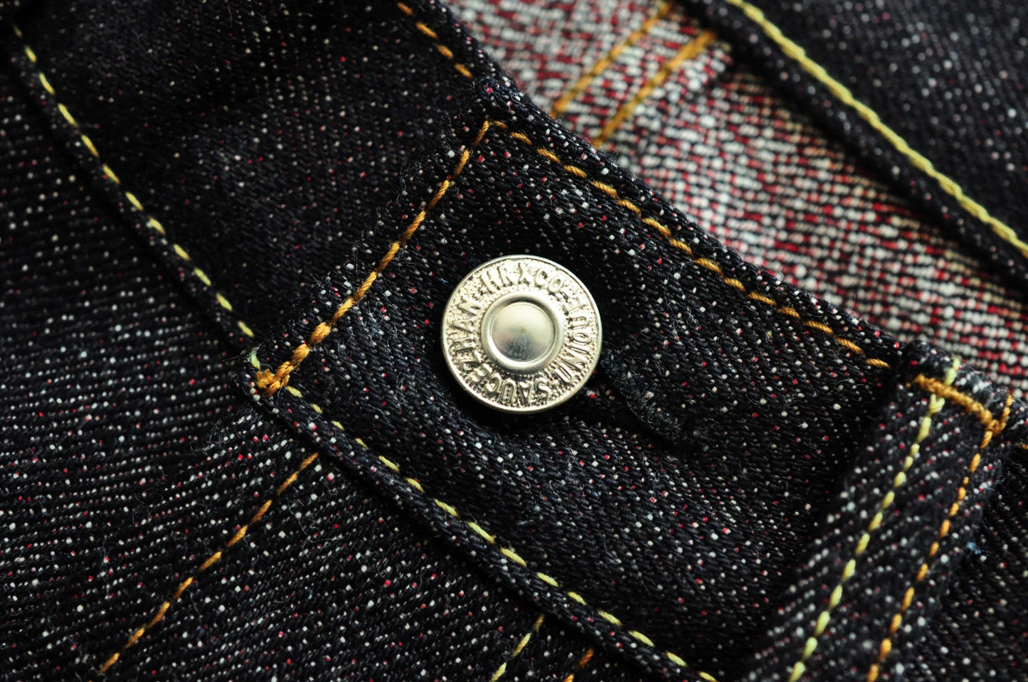 Herren Jeans im Taper Fit aus Raw Denim mit versilberten Knöpfen