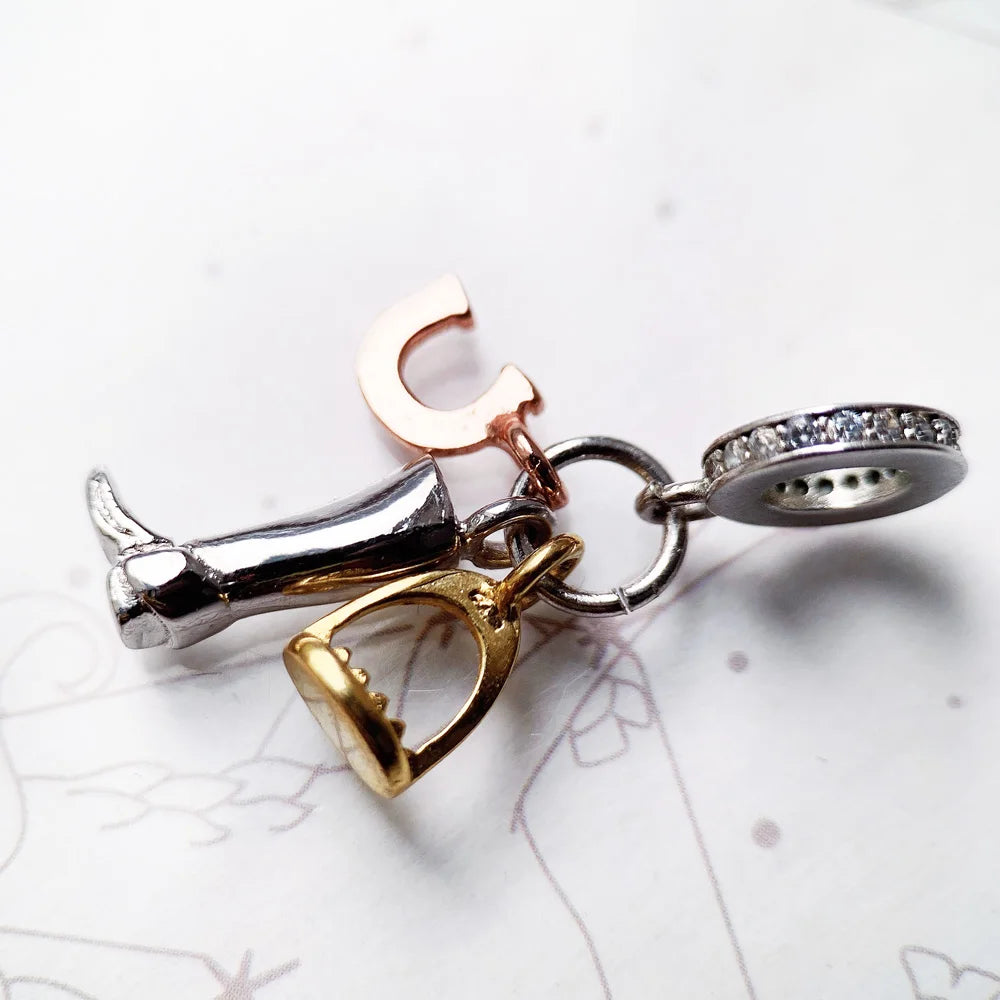 Schuh-Boot Anhänger mit Pferde-Motiv: Stiefel und Herz-Details in Silber/Roségold