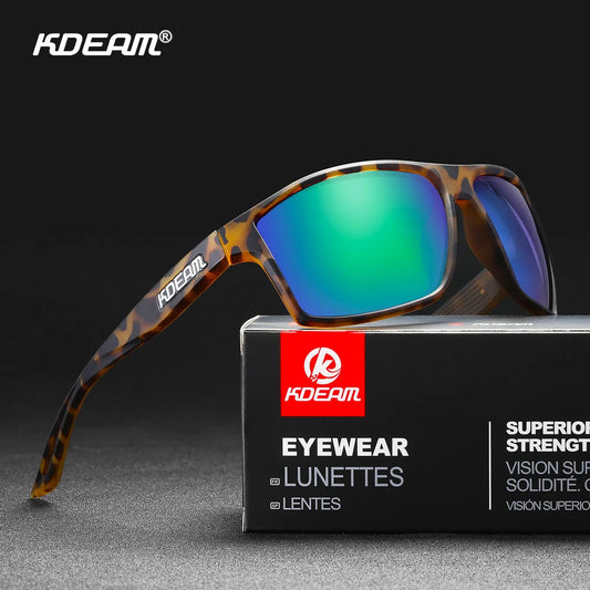 Sonnenbrille mit quadratischen braun gemusterten Bügeln und grün blau gespiegelten Gläsern