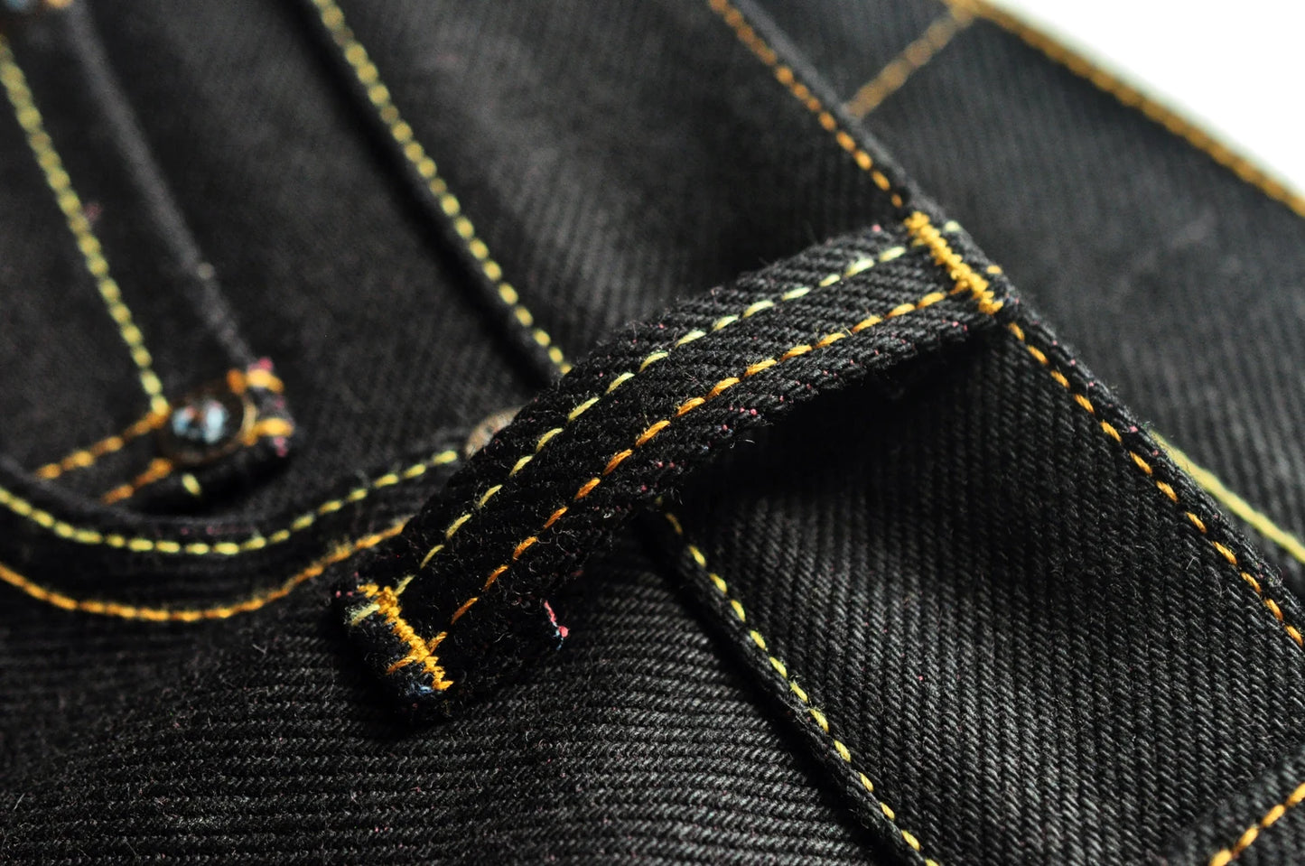 Herren Jeans aus Selvedge Denim mit doppelseitiger Färbung und gerader Passform