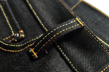 Herren Jeans aus Selvedge Denim mit doppelseitiger Färbung und gerader Passform