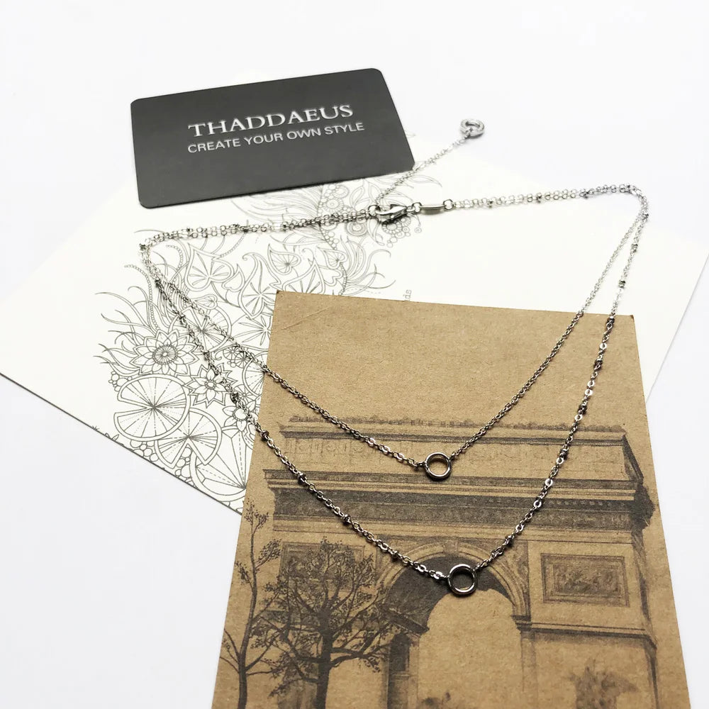 Doppelte Silberhalskette mit zwei Ring-Charms, Verschluss und Kettenlänge sichtbar