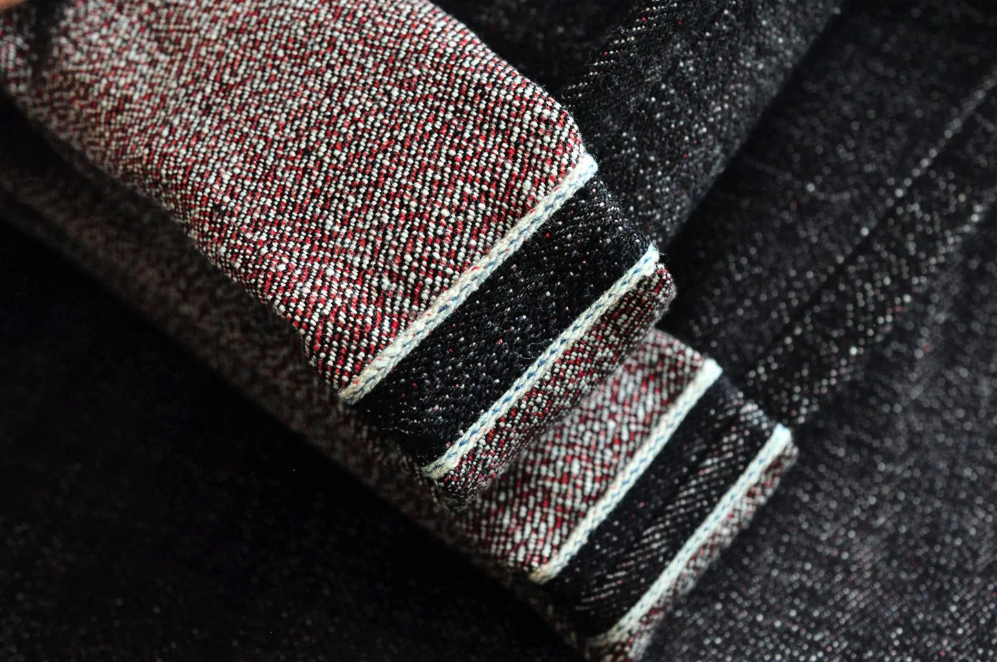 Herren Jeans im Taper Fit aus Raw Denim mit versilberten Knöpfen