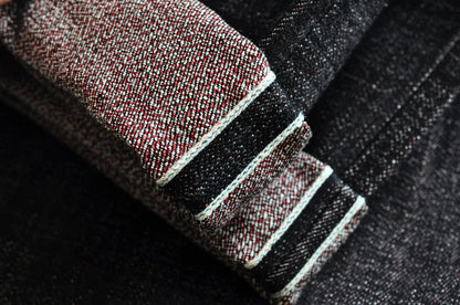 Herren Jeans im Taper Fit aus Raw Denim mit versilberten Knöpfen
