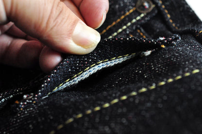 Herren Jeans im Taper Fit aus Raw Denim mit versilberten Knöpfen