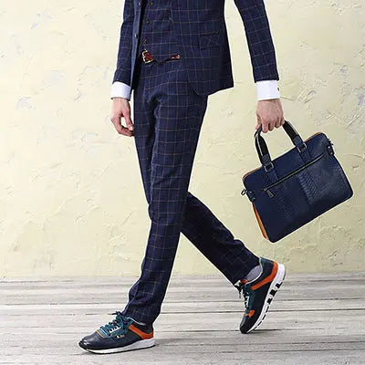 Eleganter Herrenanzug in Tiefblau mit Blazer, Weste und Hose – ideal für Hochzeiten und formelle Anlässe