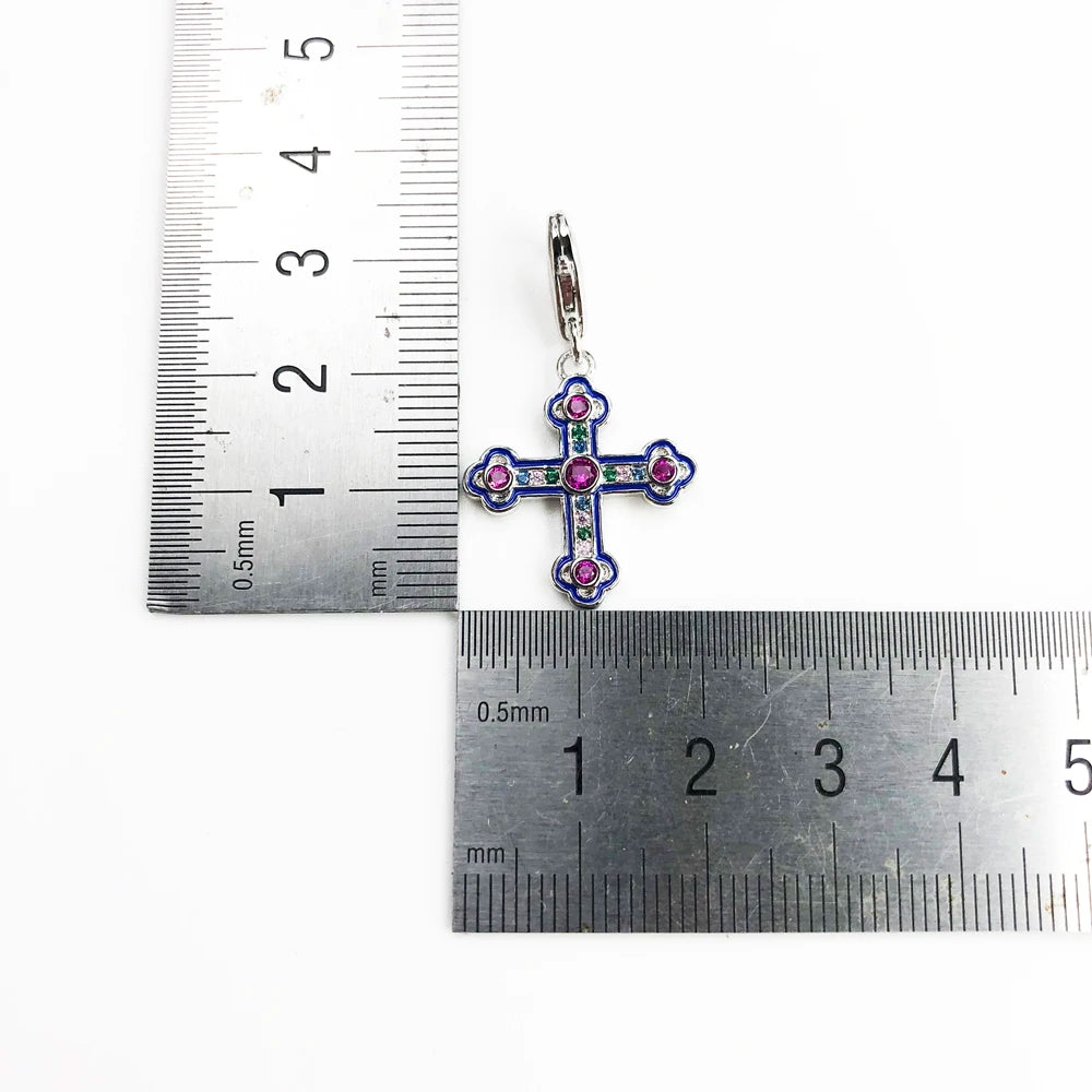Kreuz-Anhänger aus 925 Silber mit blau-lila Emaille, Größenmaß am Rand
