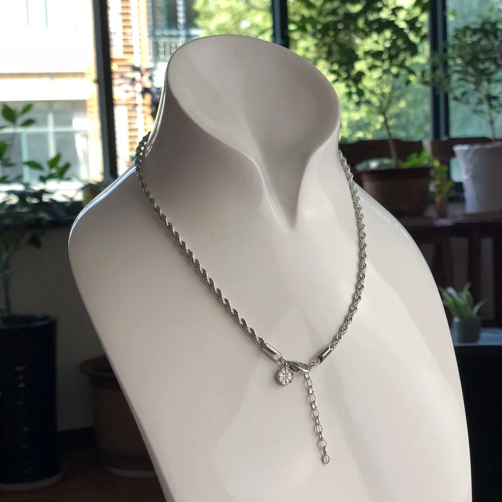 Halskette mit gedrehter Gliederkette und Rundanhänger, seitlich am Verschluss erkennbar