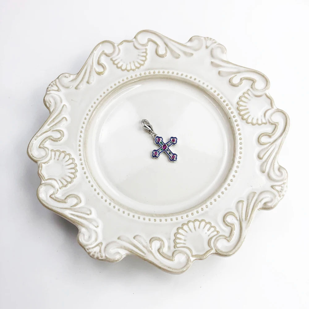 Kreuz-Anhänger aus 925 Sterling Silber mit blauer und lila Emaille, auf Schale