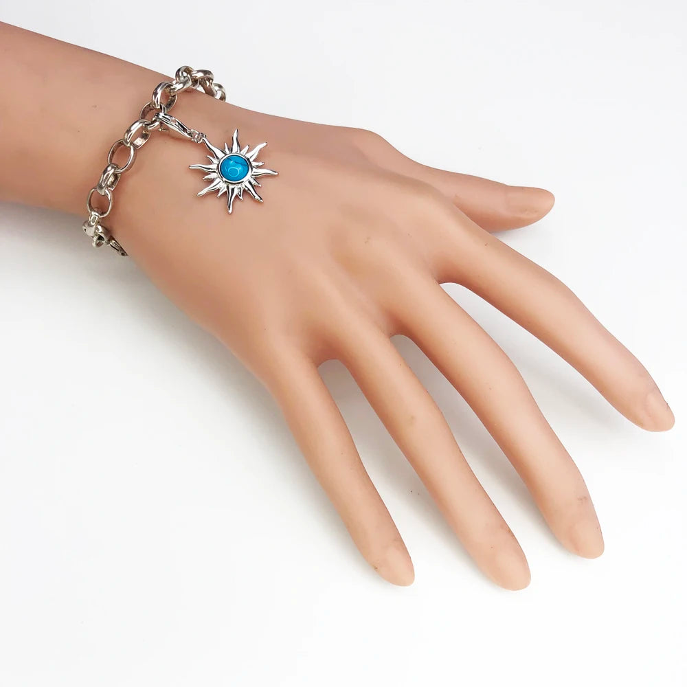 Sonnen-Anhänger mit blauem Zentrum im Strahlenkranz am Armband