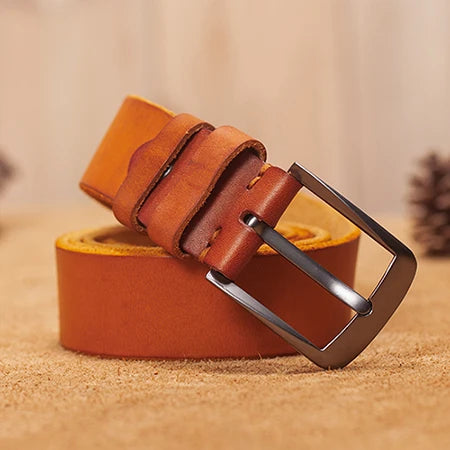 Herren-Gürtel aus Echtleder, orange-braun, rechteckige Metallschnalle, mehrere Gürlschlaufen.