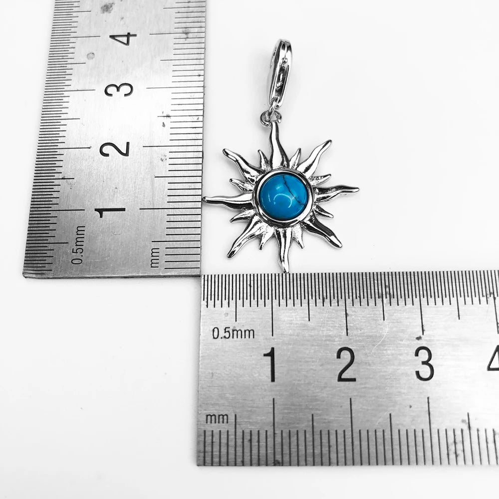 Sonnen-Anhänger aus 925-Sterlingsilber mit blauem Stein, Maßstab im Bild