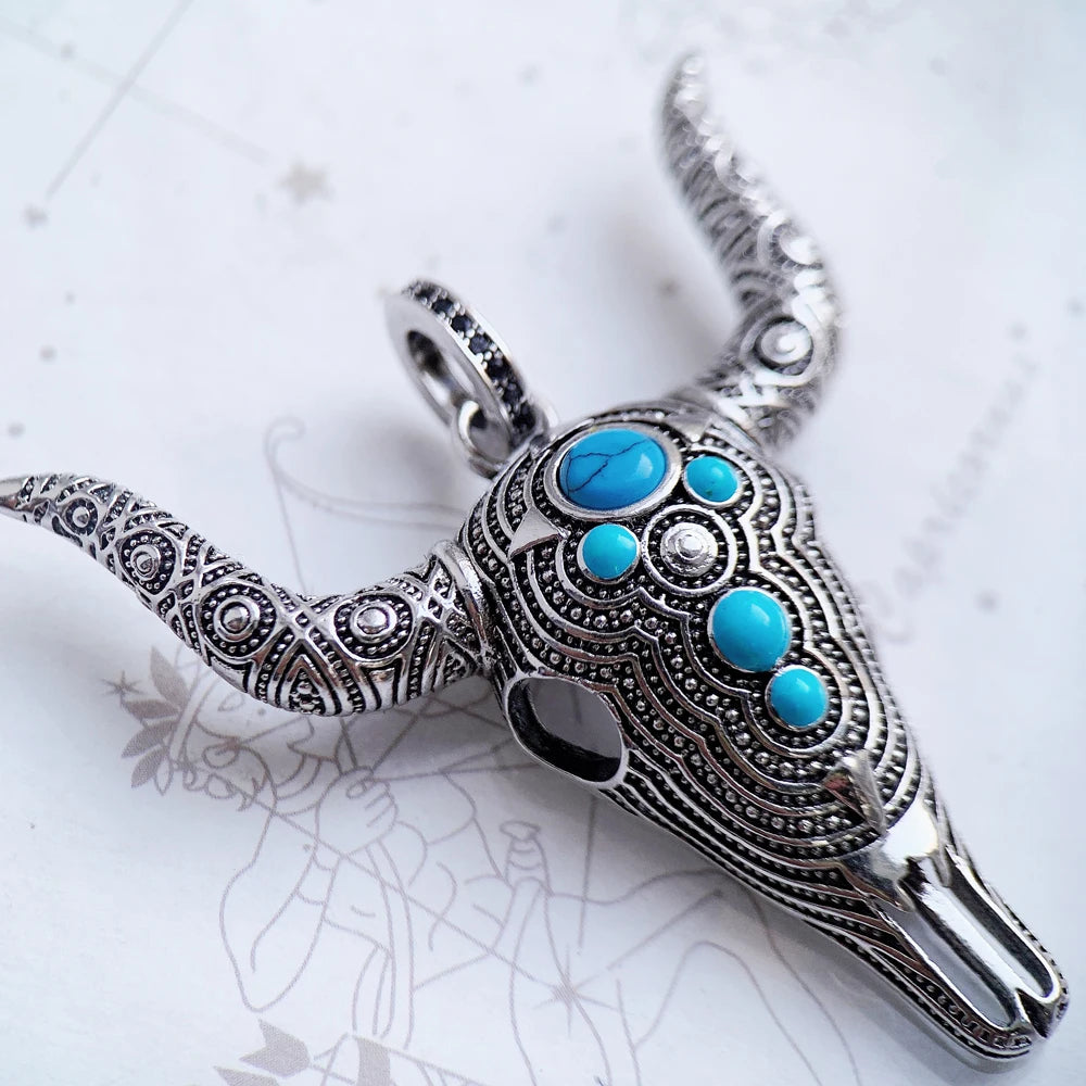 Detailansicht Stierkopf-Anhänger: verziertes Silberdesign mit türkisfarbenen Cabochons