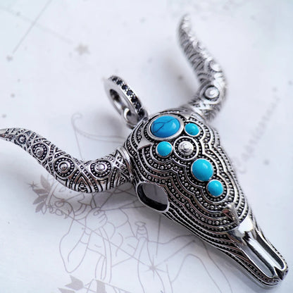 Detailansicht Stierkopf-Anhänger: verziertes Silberdesign mit türkisfarbenen Cabochons