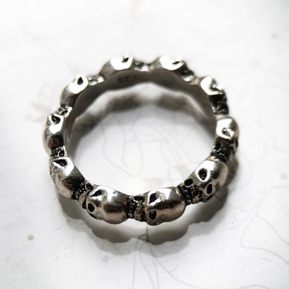 Totenköpfe-Bandring aus 925er Sterlingsilber, Draufsicht auf umlaufende Schädel