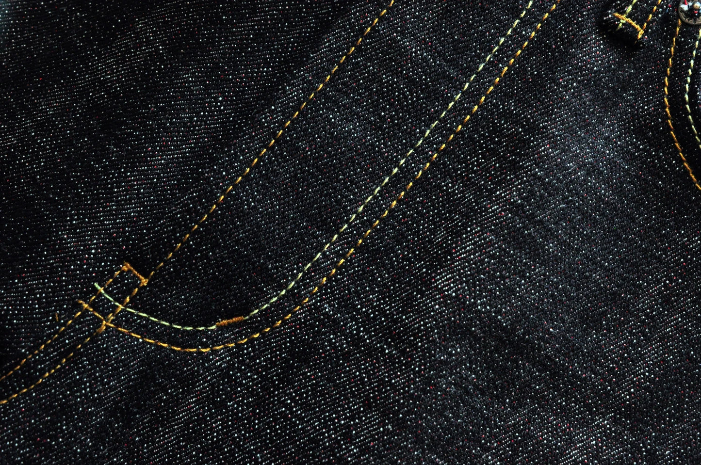 Herren Jeans im Taper Fit aus Raw Denim mit versilberten Knöpfen