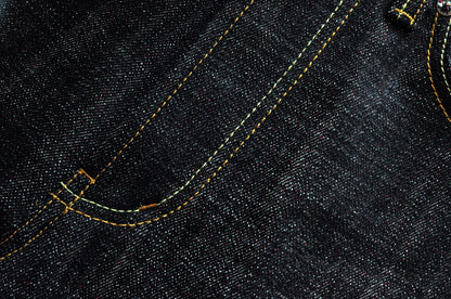 Herren Jeans im Taper Fit aus Raw Denim mit versilberten Knöpfen