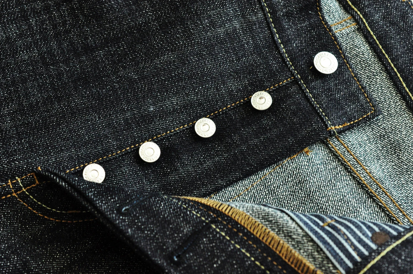 Herren Jeans im Vintage-Stil aus Selvedge Raw Denim mit Silber-überzogenen Knöpfen