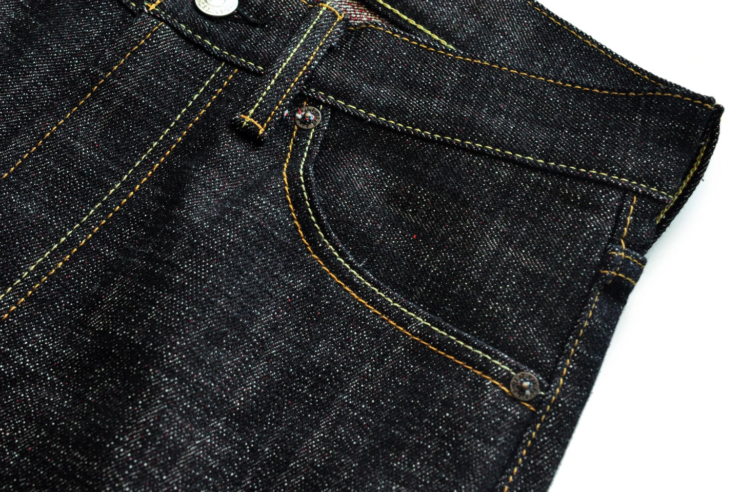 Herren Jeans im Taper Fit aus Raw Denim mit versilberten Knöpfen