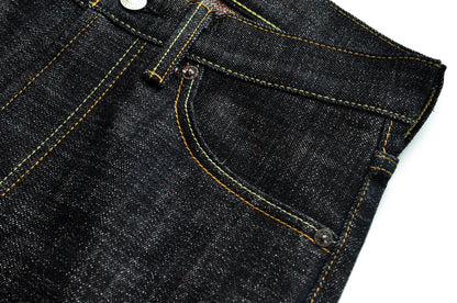 Herren Jeans im Taper Fit aus Raw Denim mit versilberten Knöpfen