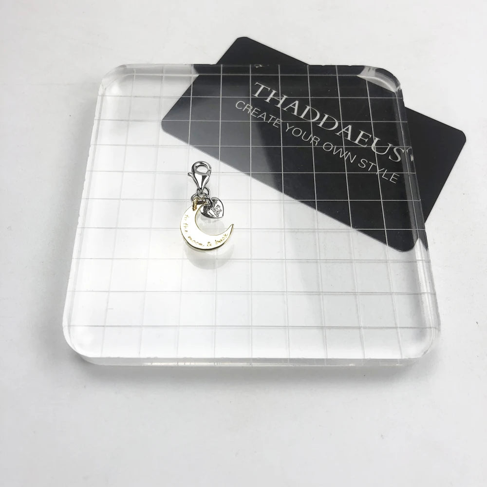 Mond-und-Herz-Charm-Anhänger aus 925er Sterlingsilber auf Präsentkarte