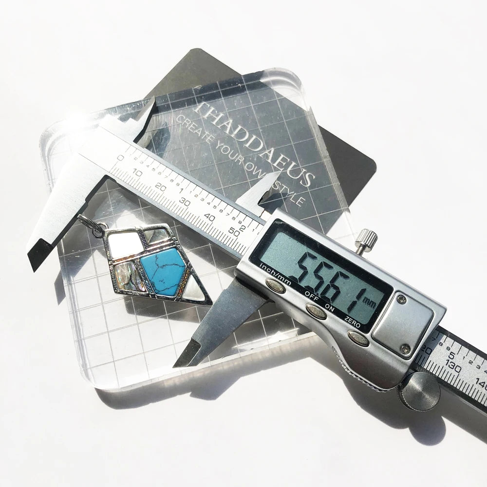 Silberner geometrischer Anhänger mit blauem Stein, eingefasst mit mehrfarbiger Emaille