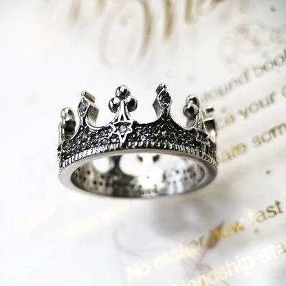 Silberner Kronenring mit Zirkonia-Krone und gepunkteter Verzierung am Ringband
