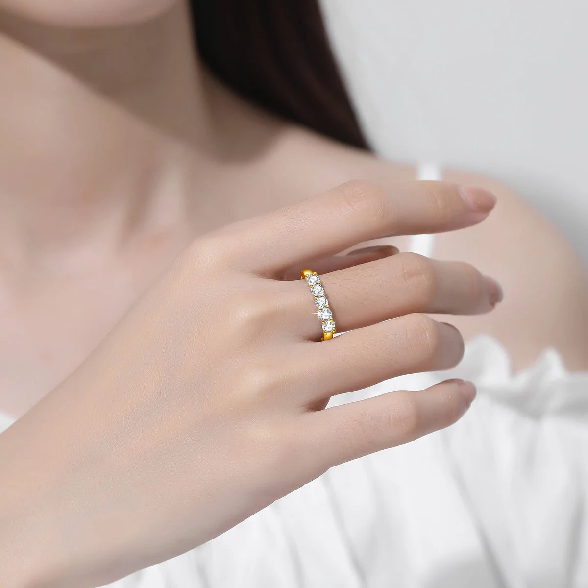 Damen-Ring aus 18K Gelbgold mit fünf Moissaniten und Echtheitszertifikat, Luxus Schmuckstück für Verlobung oder Hochzeit