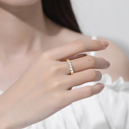 Damen-Ring aus 18K Gelbgold mit fünf Moissaniten und Echtheitszertifikat, Luxus Schmuckstück für Verlobung oder Hochzeit