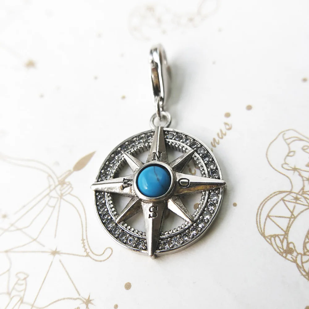 Kompass-Anhänger aus Silber mit blauem Stein und Ziersteinring, mit Öse