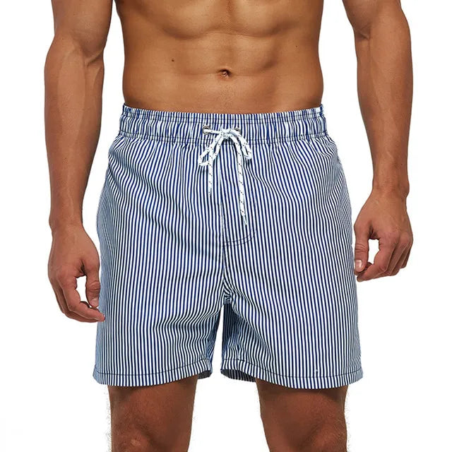 Herren-Badeshorts mit Mesh-Innenslip, verstellbarem Bund und Taschen – ideal für Sport und Freizeit.
