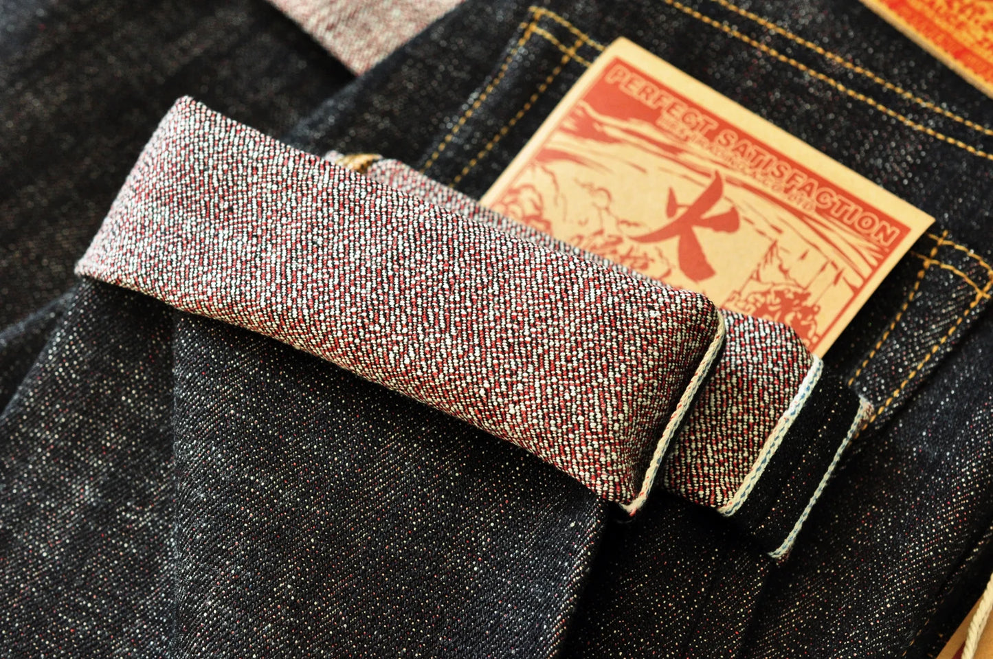 Herren Jeans im Taper Fit aus Raw Denim mit versilberten Knöpfen