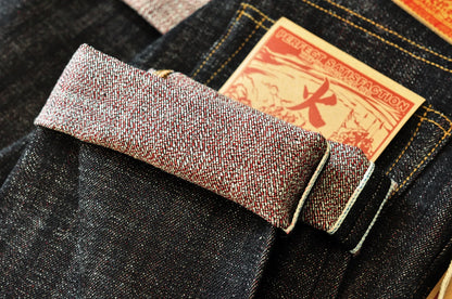 Herren Jeans im Taper Fit aus Raw Denim mit versilberten Knöpfen